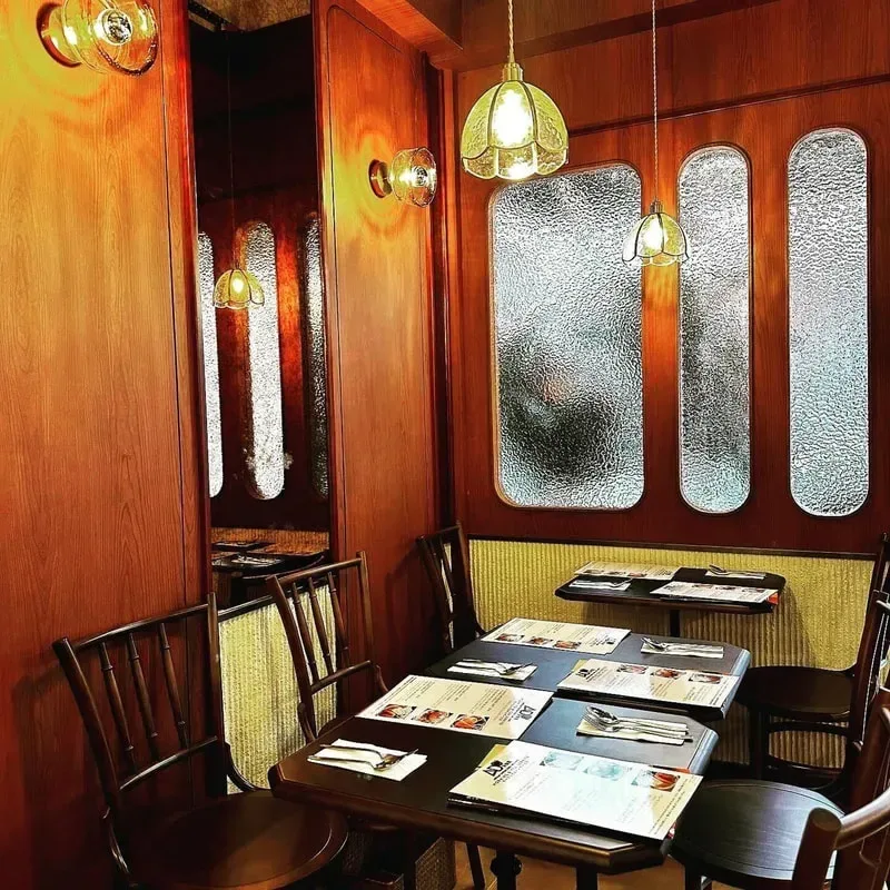 ADO洋食屋店內窗邊座位及木飾牆身